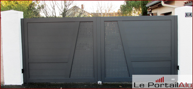 tôle perforé sur portail en aluminium