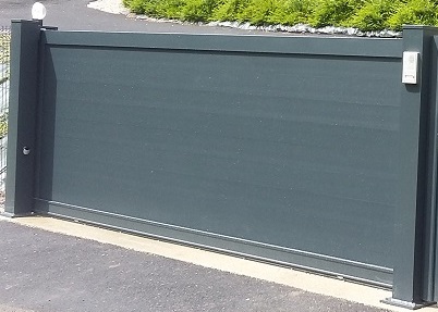 Portail Coulissant sur Poteau Alu avec platine soudée exemple de portail coulissant alu posé sur poteau alu