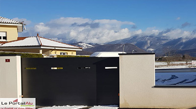 portail épuré pour maison contemporaine