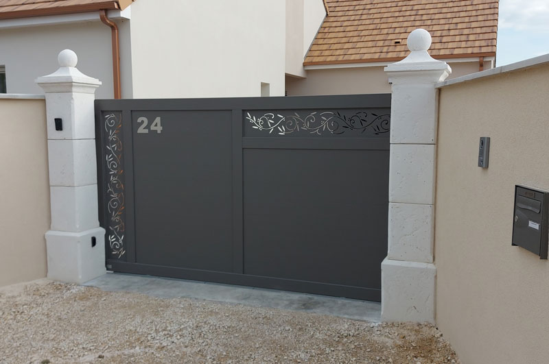 installation par nos clients d'un portail coulissant gamme laser