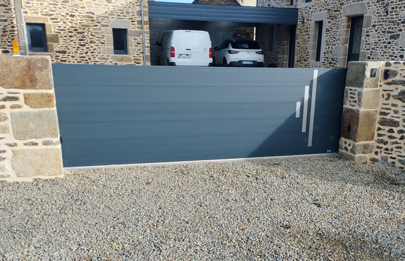 portail coulissant contemporain maison façade en pierre