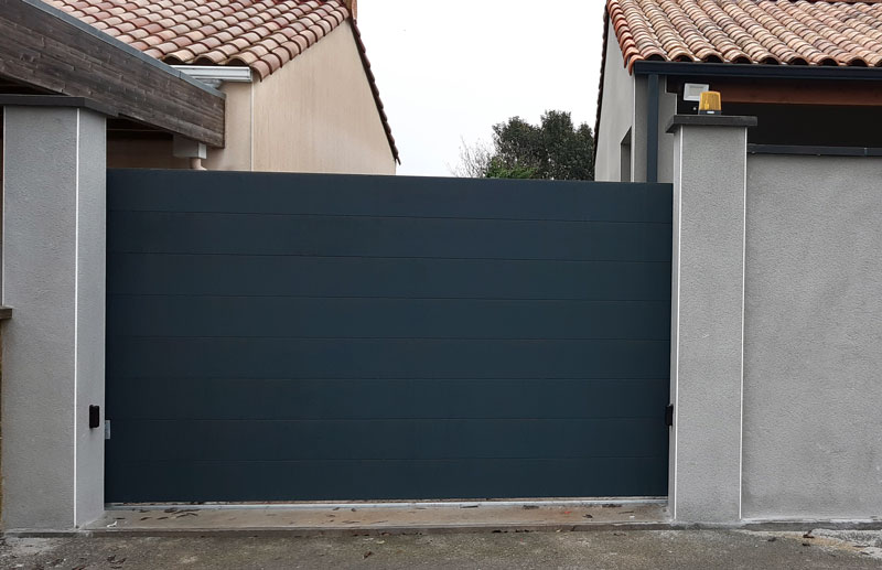 portail coulissant flat installé à Corpe en Vendée