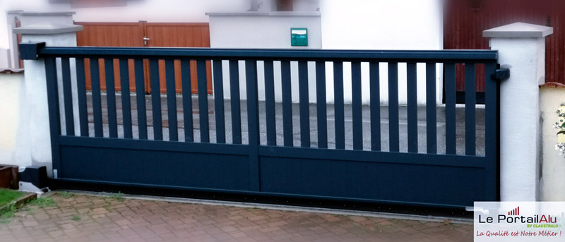 installation d'un portail qui empêche de voir de l'extérieur, le tout assemblé avec des profilés aluminium