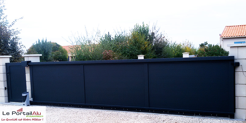 Grand portail en aluminium
