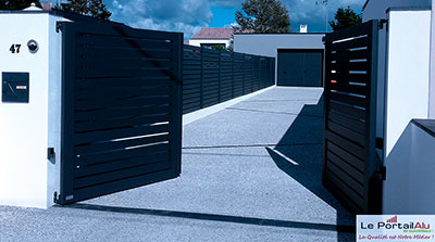 portail contemporain pour allée en gravier