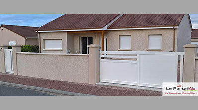 portail blanc composé de profilés en alu horizontaux