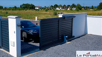 Portail en aluminium sur mesure monté dans le 65