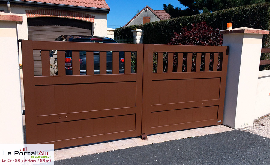 portail marron en aluminium ajouré
