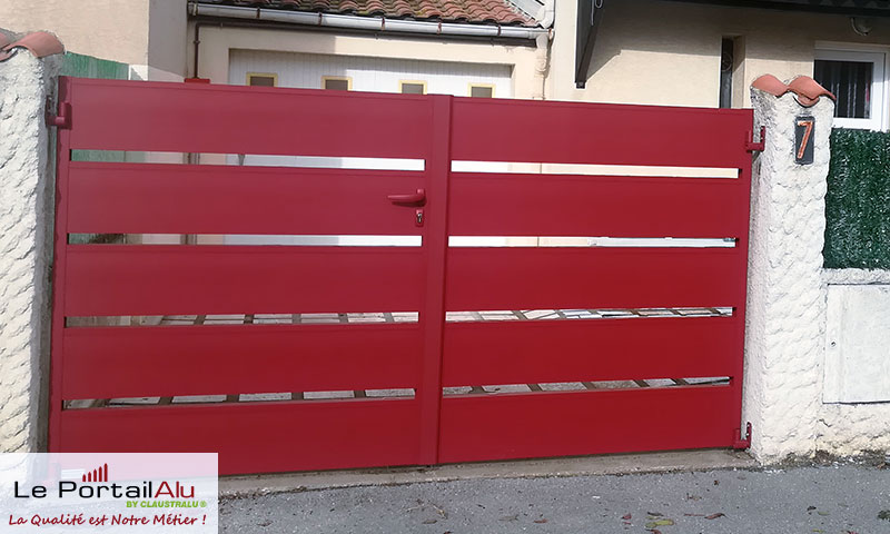 portail rouge RAL 3004
