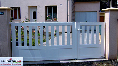 portail remplissange barreaux verticaux et soubassement plein