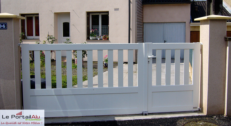 portail alu 2 vantaux barreaudage vertical blanc