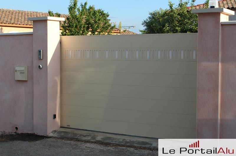 Portail alu Rack avec piliers maçonnés