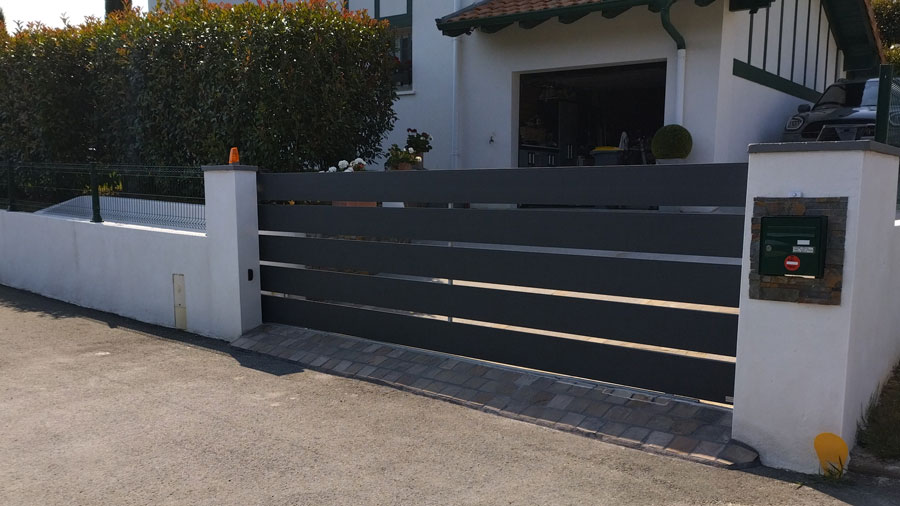 installation portail ajouré à Cambo-Les-bains dans le 64250