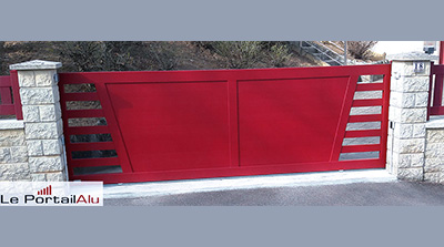 portail rouge en aluminium avec ouverture coulissante