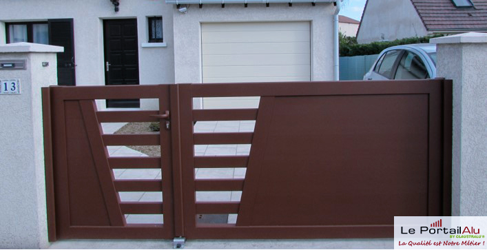 portail aluminium ajouré en forme de cône, ouverture en 2 tiers 1 tiers pour passage piéton