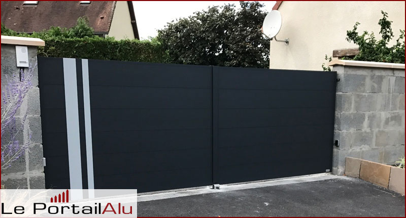 Portail à deux vantaux symétrique en aluminium