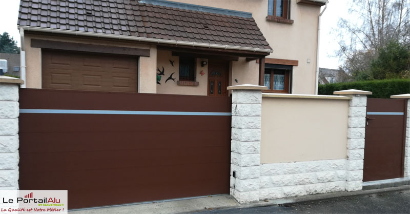 portail design avec liseret imitation inox en aluminium 