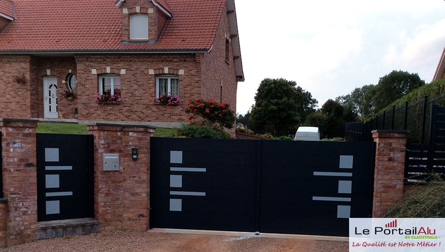 portail occultant design vu de l'extérieur de la maison