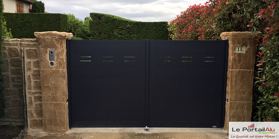 piliers maçonnés pour portail en aluminium thermolaqué