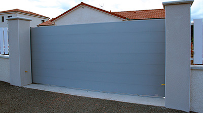 portail coulissant plein colori gris clair