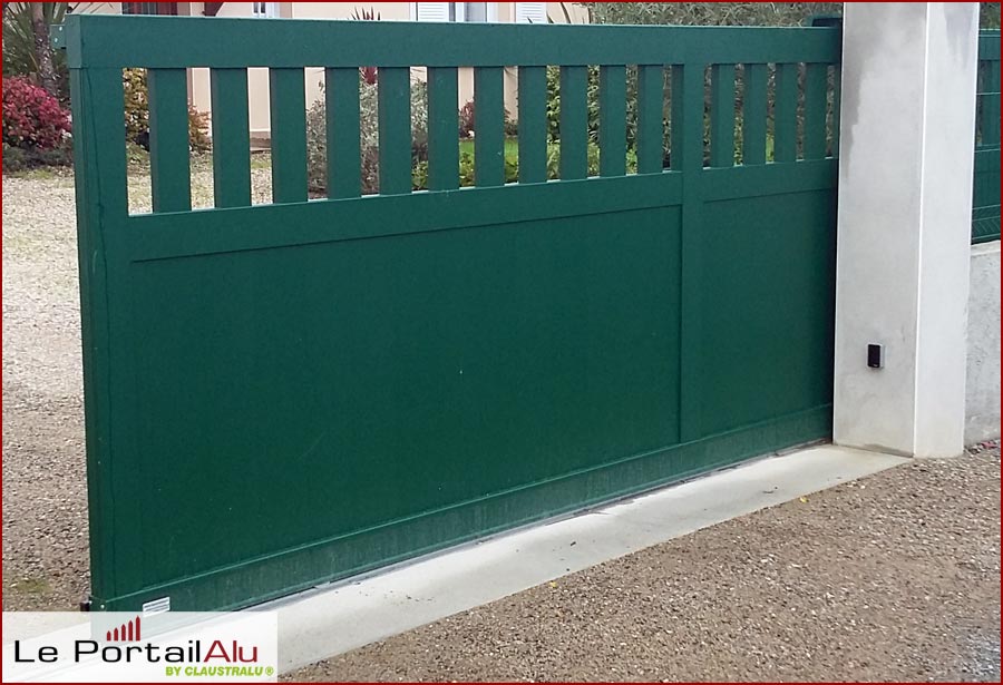 portail traditionnel vert pour jardin