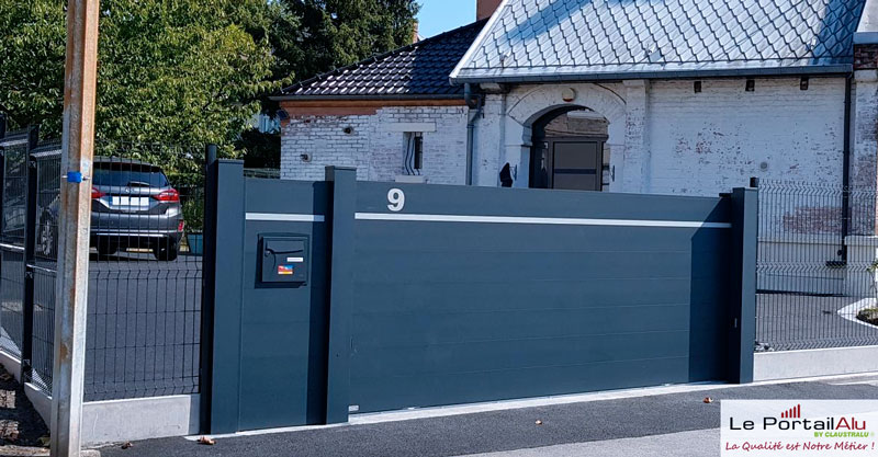portail urban avec numéro de rue en inox