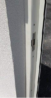 Gâche électrique à contact stationnaire pour ouverture à distance avec interphone ou visiophone (avec poignée intérieure)